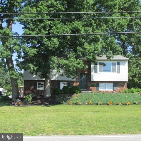 385 West Ridge Road Elizabethtown, PA 17022 - Photo 2 of 33 a front view of a house with a yard