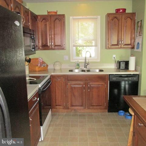 385 West Ridge Road Elizabethtown, PA 17022 - Photo 9 of 33 a kitchen with stainless steel appliances granite countertop a sink stove and refrigerator