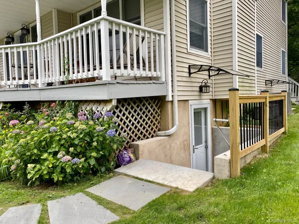 $2,950 | 63 A Cannon Court, Huntington, NY 11743