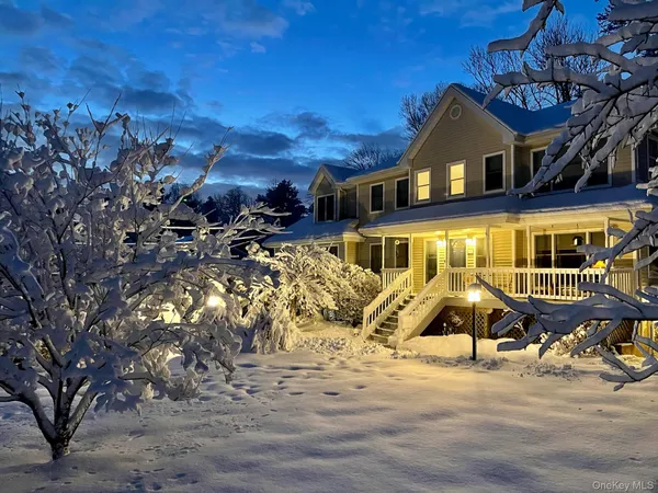 $2,950 | 63 A Cannon Court, Huntington, NY 11743