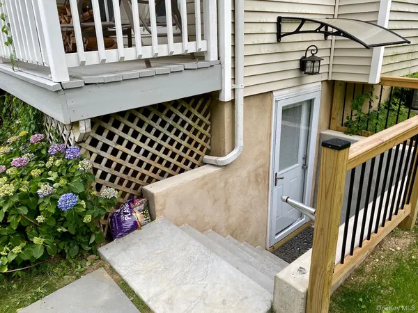 $2,950 | 63 A Cannon Court, Huntington, NY 11743