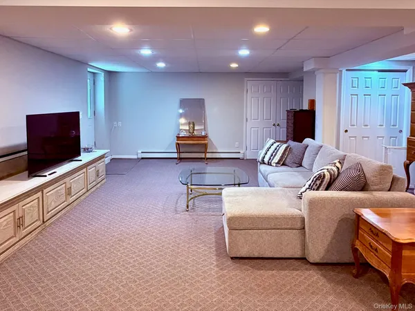 $2,950 | 63 A Cannon Court, Huntington, NY 11743