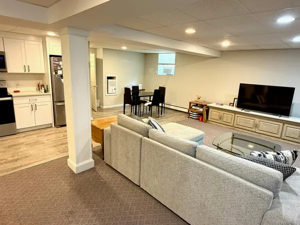 $2,950 | 63 A Cannon Court, Huntington, NY 11743