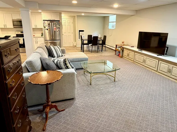 $2,950 | 63 A Cannon Court, Huntington, NY 11743