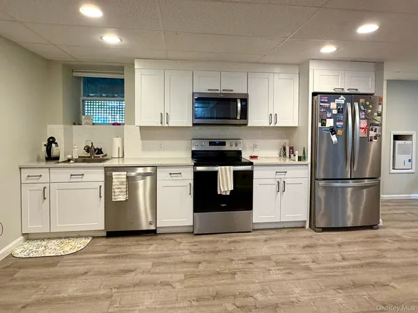 $2,950 | 63 A Cannon Court, Huntington, NY 11743