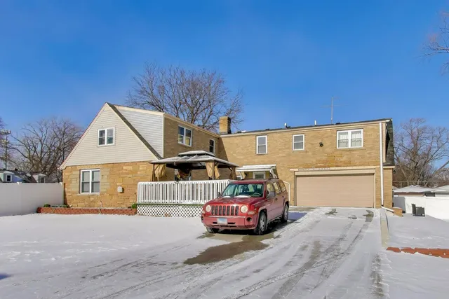 $470,000 | 29 Iowa Avenue, Addison, IL 60101