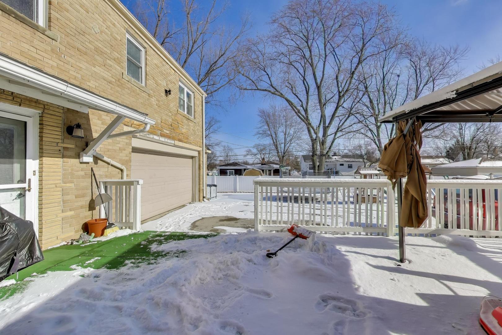 29 Iowa Avenue Addison, IL 60101 - Photo 26 of 31 a view of a house with a wooden fence