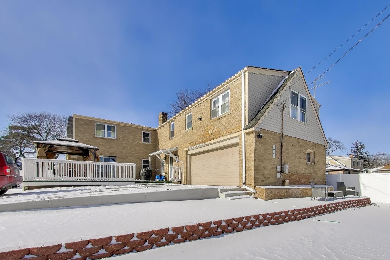 29 Iowa Avenue Addison, IL 60101 - Photo 27 of 31 a view of a building from a street