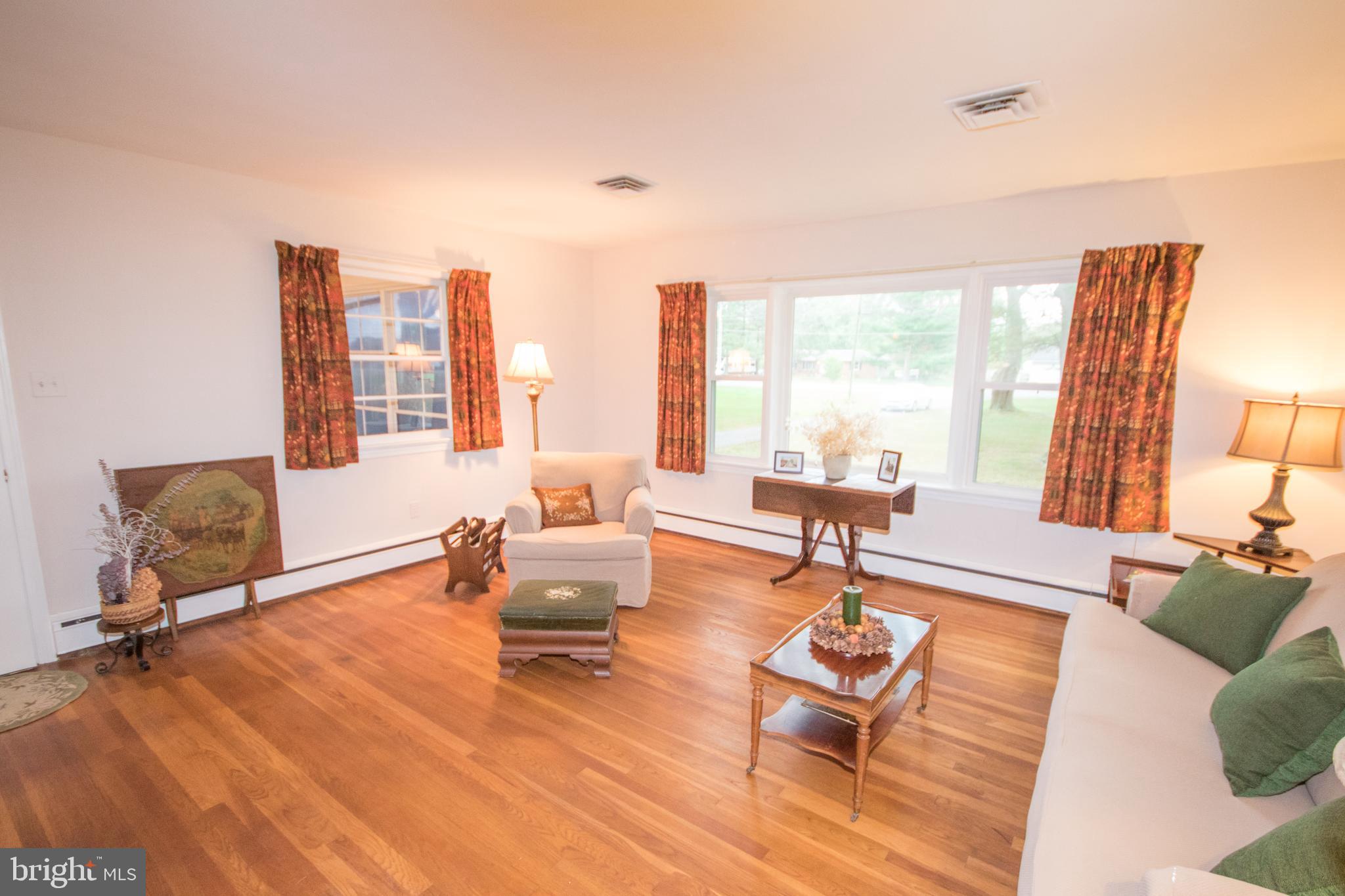 28280 Nanticoke Road Salisbury, MD 21801 - Photo 7 of 37 Living room