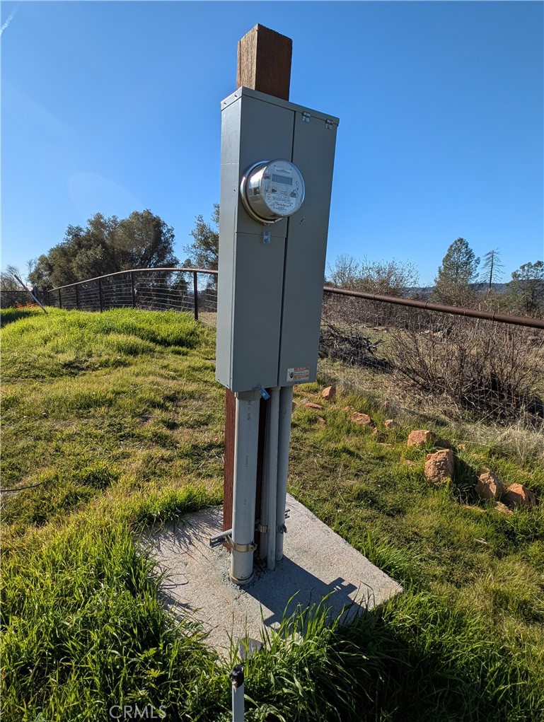 4103 Triangle Road Mariposa, CA 95338 - Photo 22 of 39 a view of a yard with wooden fence
