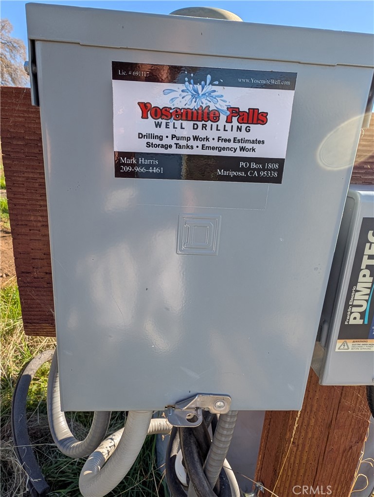 4103 Triangle Road Mariposa, CA 95338 - Photo 25 of 39 a room with furniture and a potted plant