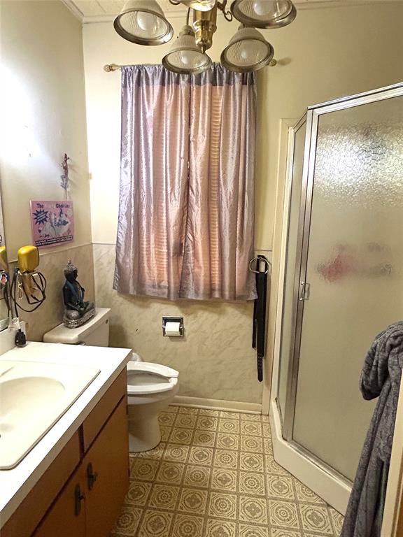 706 Virginia Street Graham, TX 76450 - Photo 7 of 10 a bathroom with a sink a toilet and shower