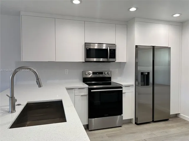 $3,095 | 322 Northeast 3rd Street, Unit C, Hallandale Beach, FL 33009