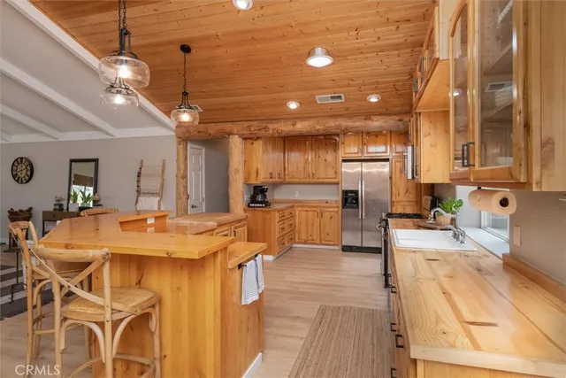 a large kitchen with kitchen island a large island in it