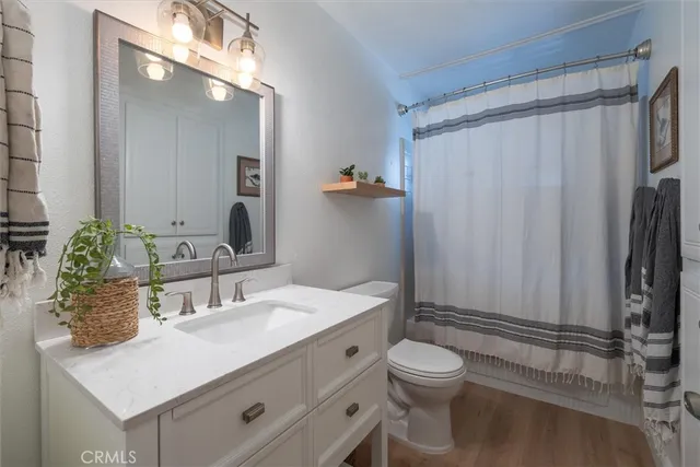 a view of a livingroom with furniture and a ceiling fan
