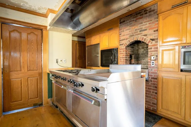 $1,300,000 | 3309-3321 Main Street, Manchester, VT 05254