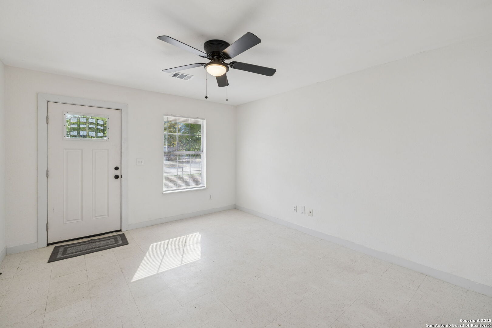 1349 Rivas Street San Antonio, TX 78207 - Photo 12 of 35 en empty room with windows