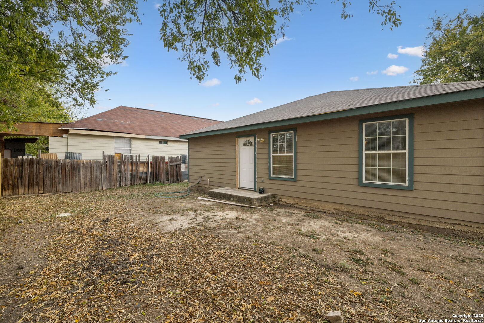 1349 Rivas Street San Antonio, TX 78207 - Photo 31 of 35 a backyard of a house