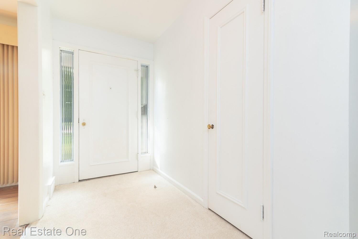 536 North Gulley Road Dearborn, MI 48128 - Photo 4 of 31 Foyer_mls.jpg
