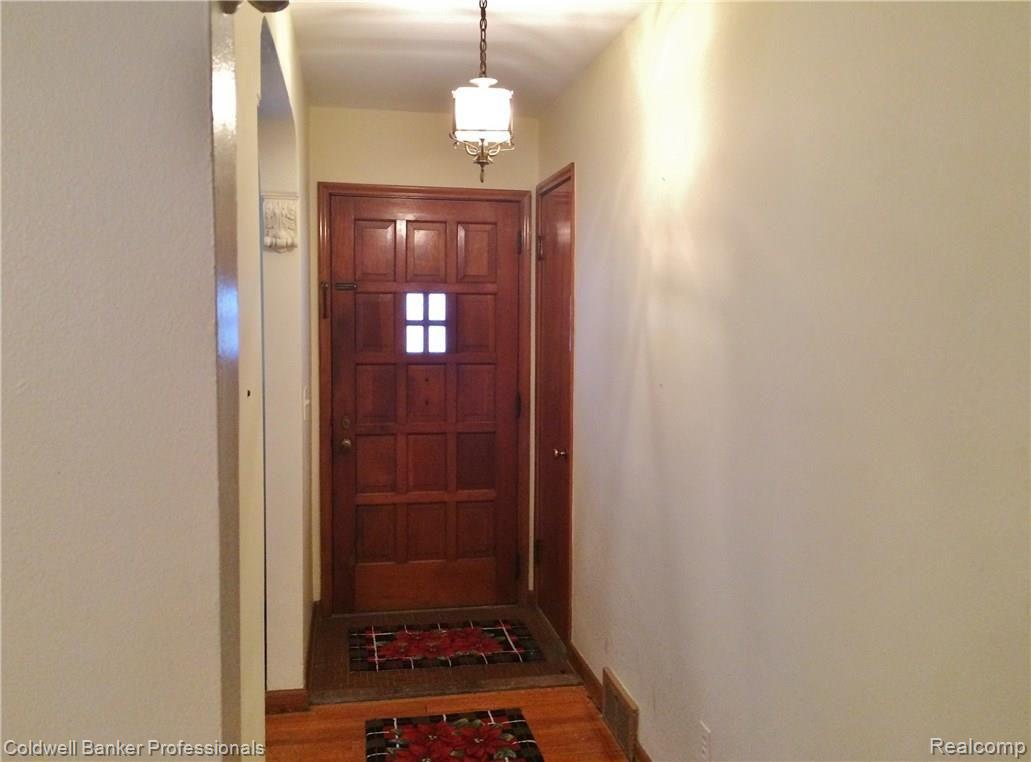 66 Hampton Road Grosse Pointe, MI 48236 - Photo 2 of 22 2.JPG