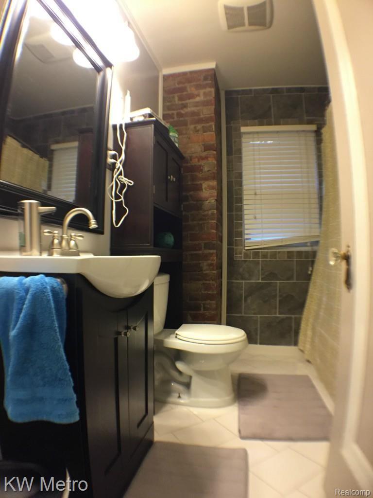1705 Harvard Road Berkley, MI 48072 - Photo 16 of 30 Completely updated bull bath
