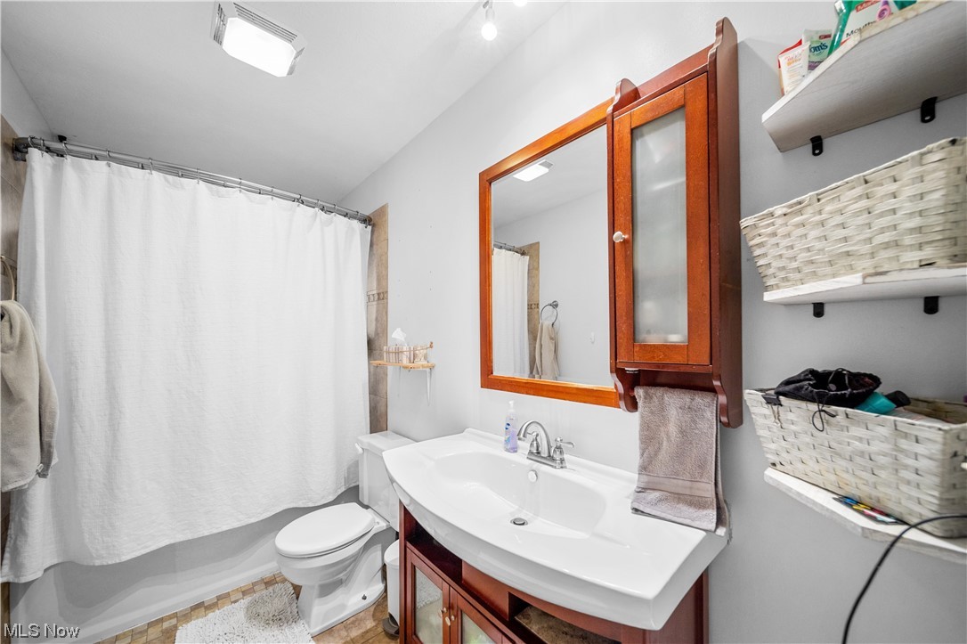 27909 Knickerbocker Road Bay Village, OH 44140 - Photo 9 of 35 Full Bathroom on the main floor!