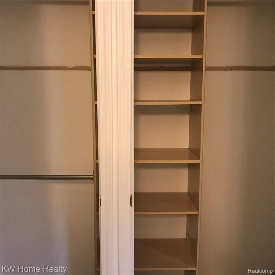 1352 Crescent Lane Rochester, MI 48306 - Photo 39 of 58 Master Closet Organizers