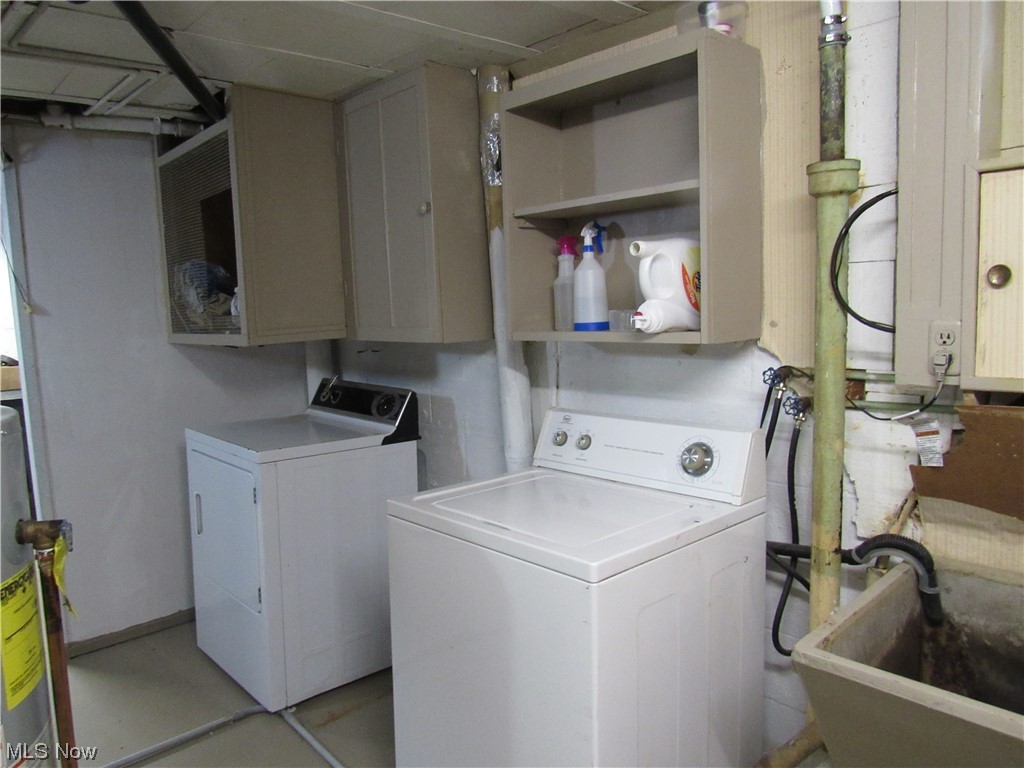 934 Nevin Street Akron, OH 44310 - Photo 16 of 22 Laundry area with independent washer and dryer
