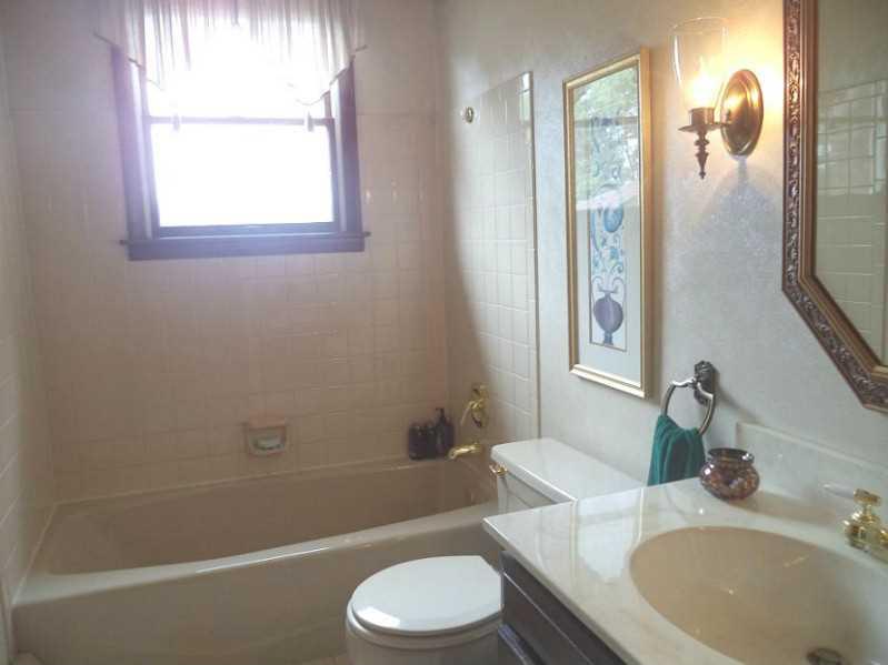 2379 Ritchie Street Aliquippa, PA 15001 - Photo 16 of 25 Full Bath.
