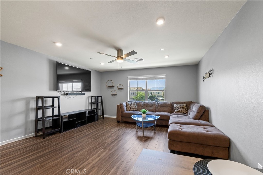 1037 West Clover Avenue Rialto, CA 92376 - Photo 5 of 30