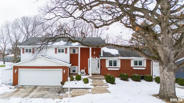 $289,500 | 1808 St Clair Drive, Pekin, IL 61554