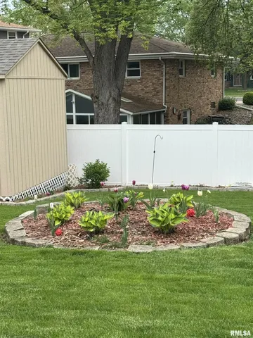 $289,500 | 1808 St Clair Drive, Pekin, IL 61554