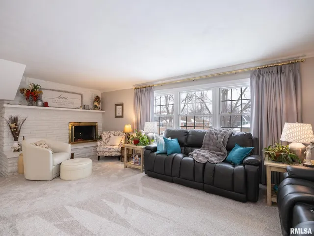 $289,500 | 1808 St Clair Drive, Pekin, IL 61554