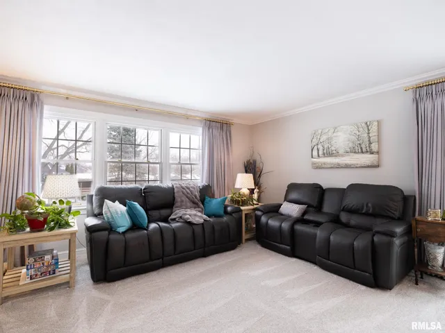 $289,500 | 1808 St Clair Drive, Pekin, IL 61554