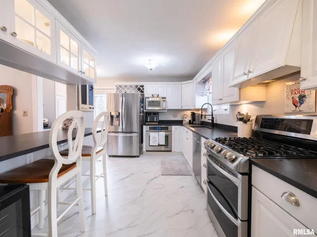 $289,500 | 1808 St Clair Drive, Pekin, IL 61554