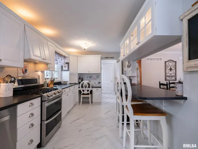 $289,500 | 1808 St Clair Drive, Pekin, IL 61554