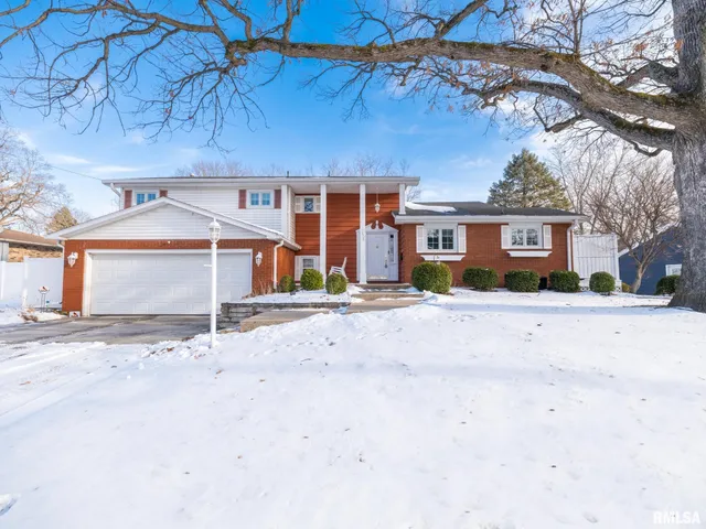 $289,500 | 1808 St Clair Drive, Pekin, IL 61554