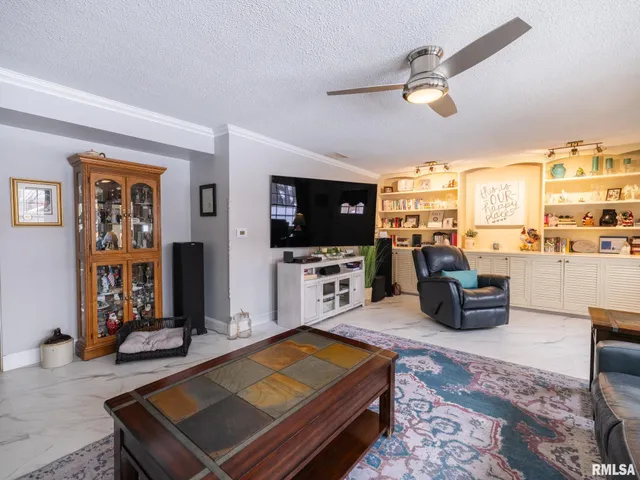 $289,500 | 1808 St Clair Drive, Pekin, IL 61554