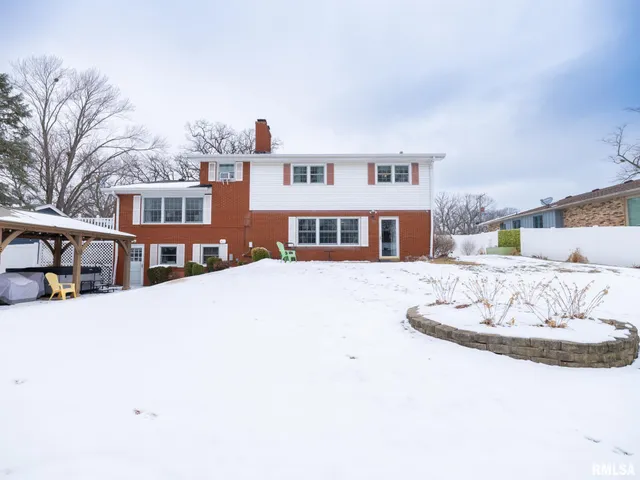 $289,500 | 1808 St Clair Drive, Pekin, IL 61554