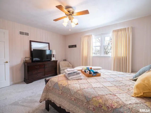 $289,500 | 1808 St Clair Drive, Pekin, IL 61554