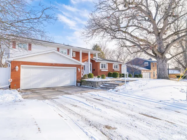 $289,500 | 1808 St Clair Drive, Pekin, IL 61554