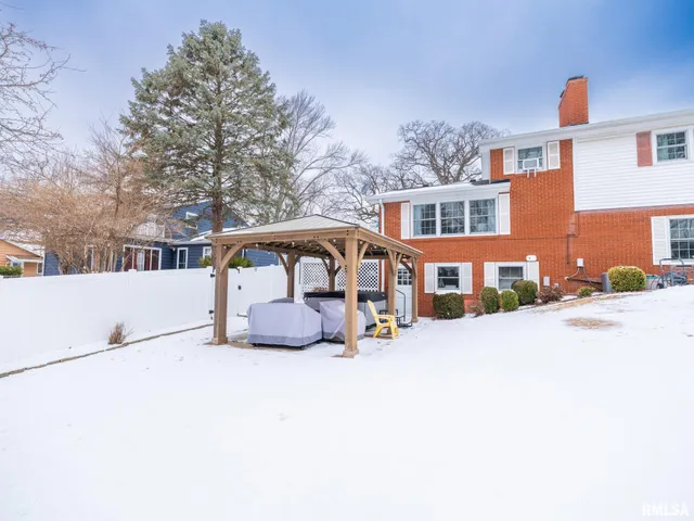 $289,500 | 1808 St Clair Drive, Pekin, IL 61554