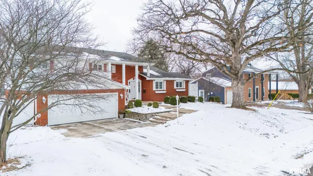 $289,500 | 1808 St Clair Drive, Pekin, IL 61554