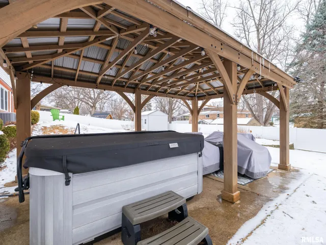 $289,500 | 1808 St Clair Drive, Pekin, IL 61554