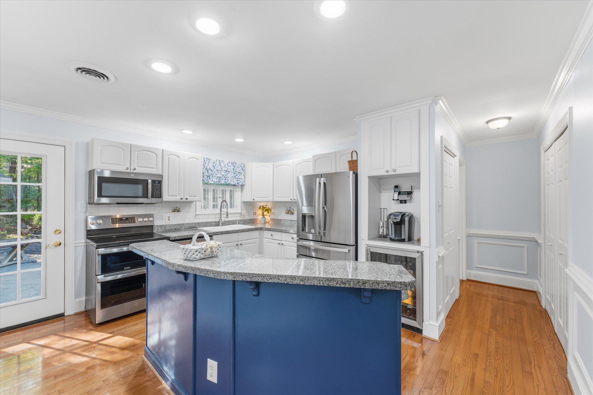 3800 Mountain Road Haymarket, VA 20169 - Photo 9 of 73 Double oven Kitchen with granite, stainless steel.