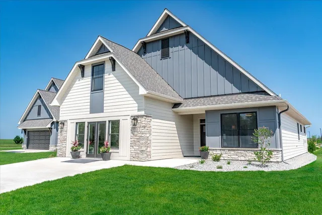 $737,900 | 2225 Sharon Lane, Hudson, WI 54016