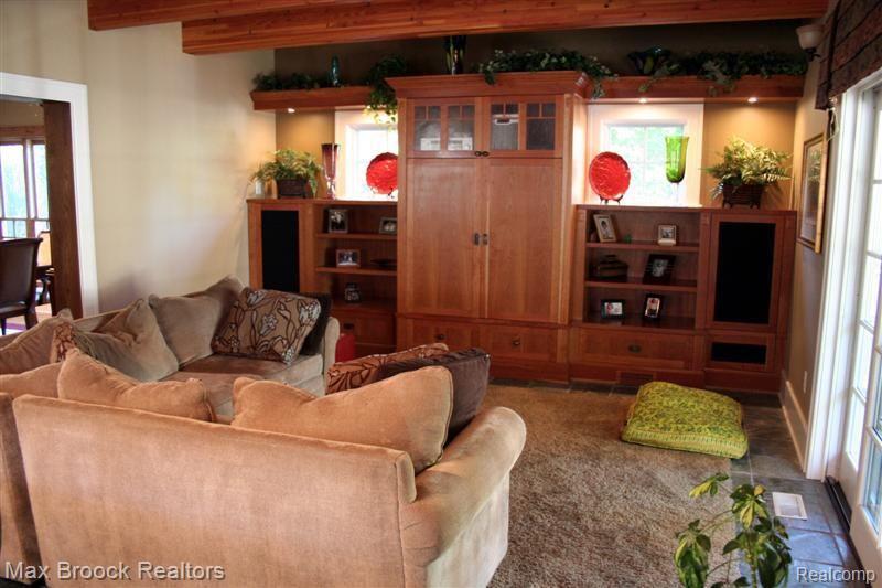 24 Hanover Road Pleasant Ridge, MI 48069 - Photo 10 of 25 Family Room w/ built in cabinets