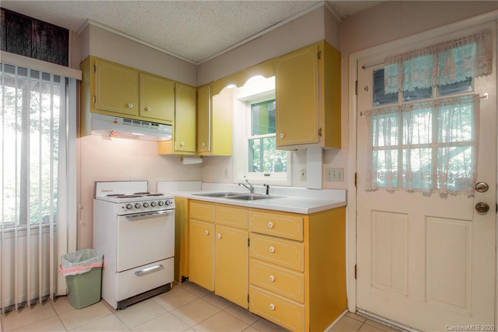 323 Carters Ridge Road Spruce Pine, NC 28777 - Photo 3 of 45 Gallery Image 3