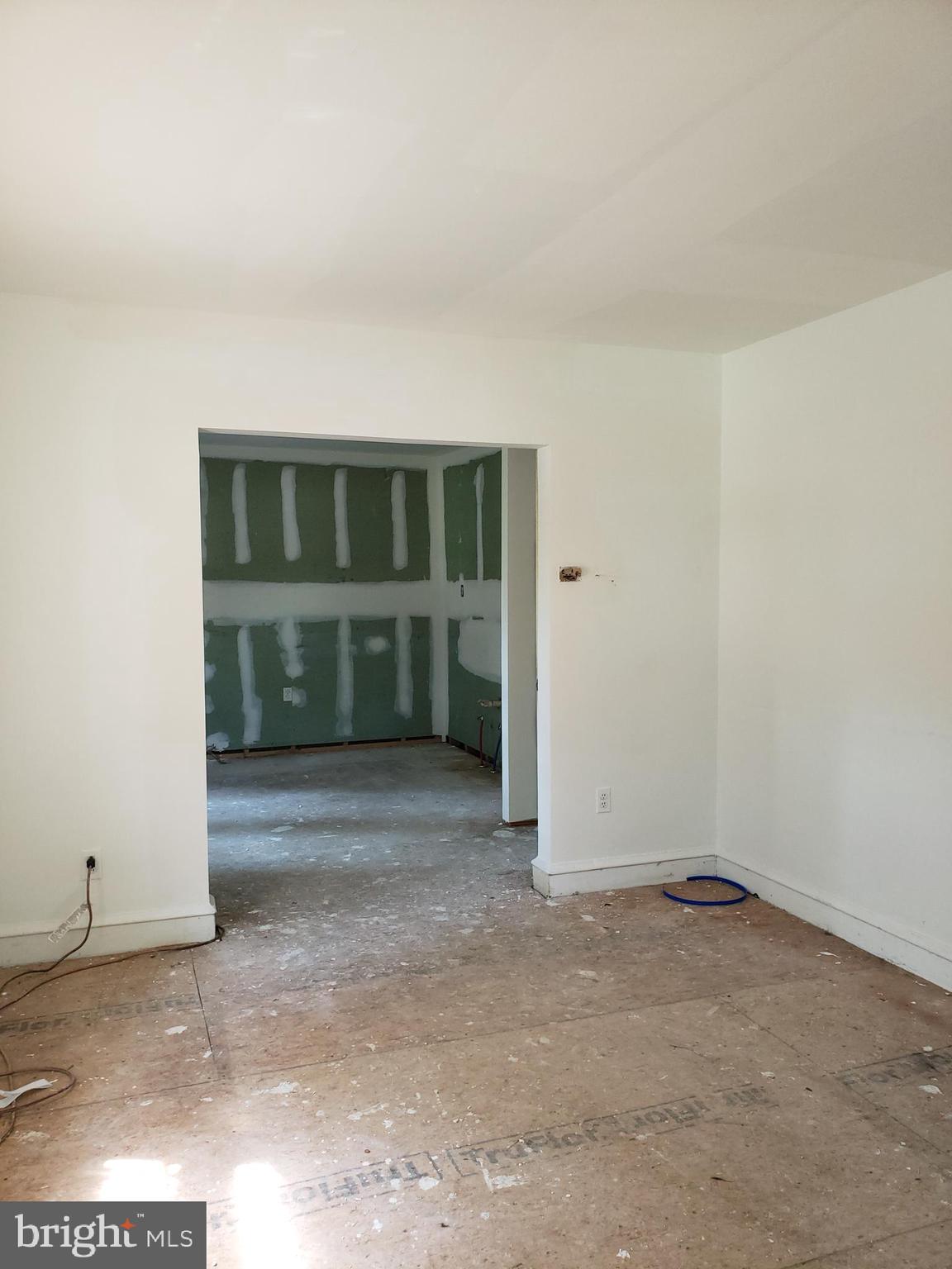 1722 Winslow Road Williamstown, NJ 08094 - Photo 4 of 12 Living Room