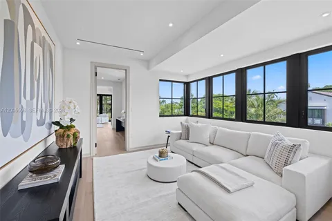 $6,995,000 | 5262 La Gorce Drive, Miami Beach, FL 33140
